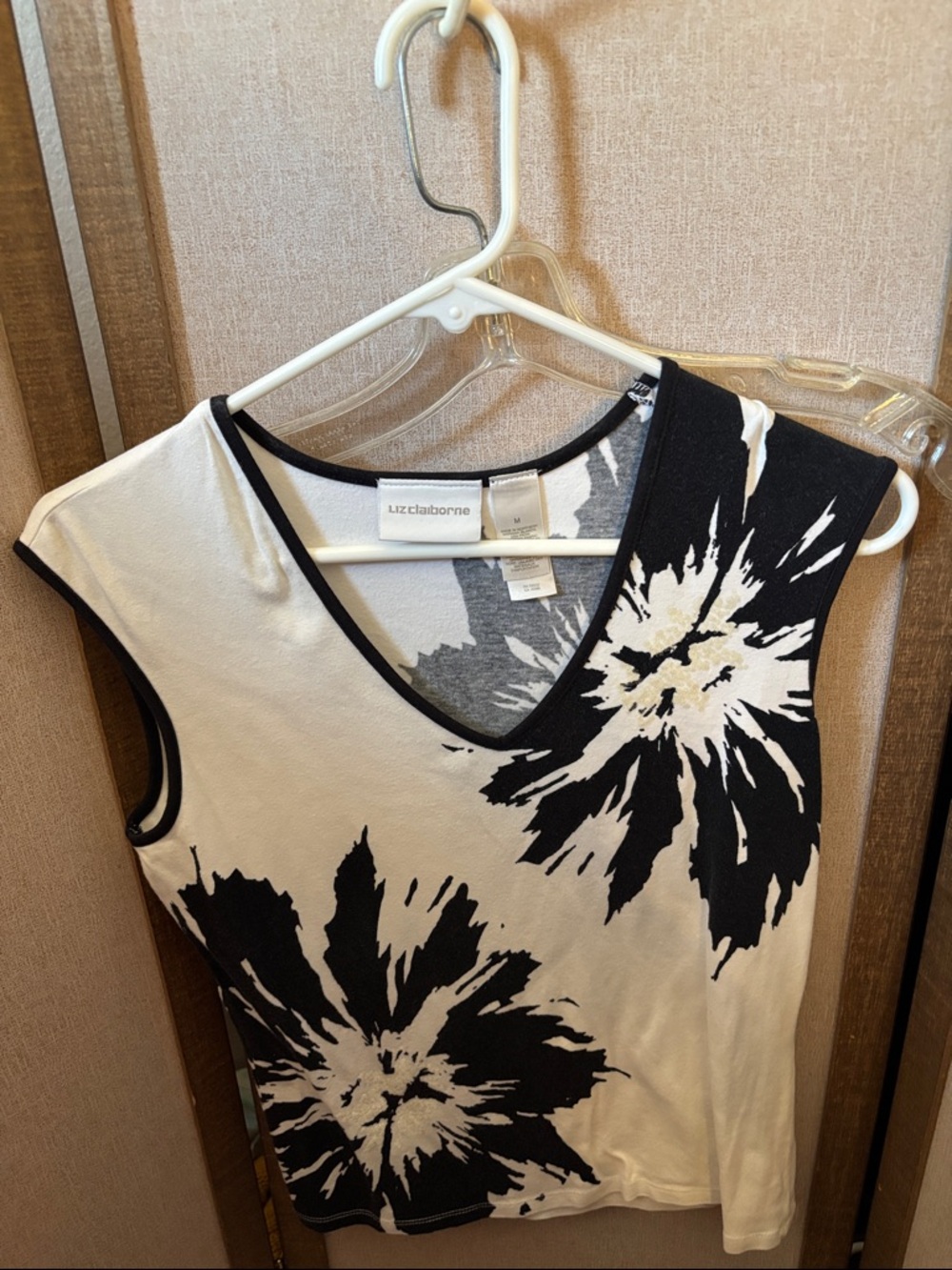 Liz Claiborne Black & White Floral V-Neck Embellished Tank Top Medium